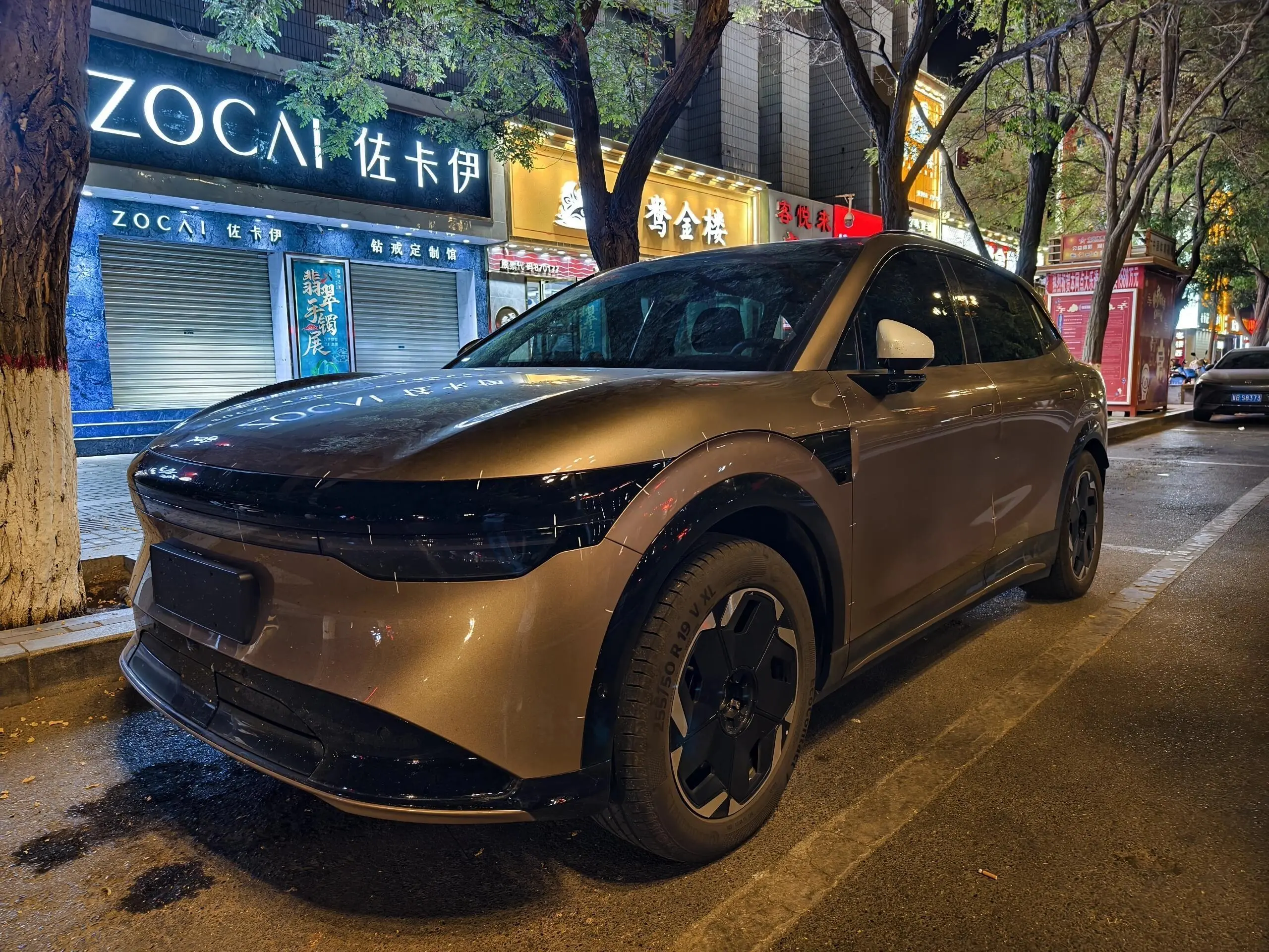 极氪7X现身街头，定位中型SUV，配激光雷达+800V平台，或月底上市